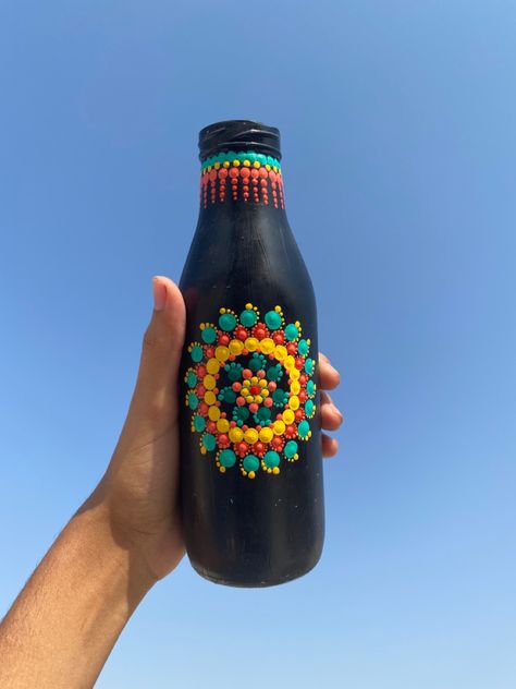 Mandala Dots On Bottles, Dot Mandala Bottle Art, Mandala Dot Painting On Bottle, Dot Painting On Bottles, Small Glass Painting, Bottle Dot Painting, Mandala Bottle Painting, Mandala Art On Bottle, Mandala Bottle Art