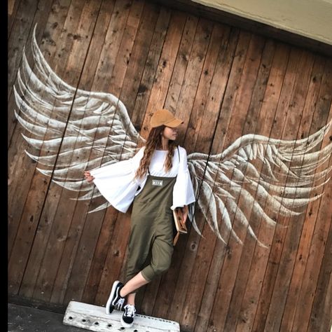 wing mural Wing Mural, Beautiful Place In The World, Angel Wings Wall Art, Angel Wings Art, Selfie Wall, Angel Wings Wall, Tub Bathroom, Wing Wall, Graffiti Murals