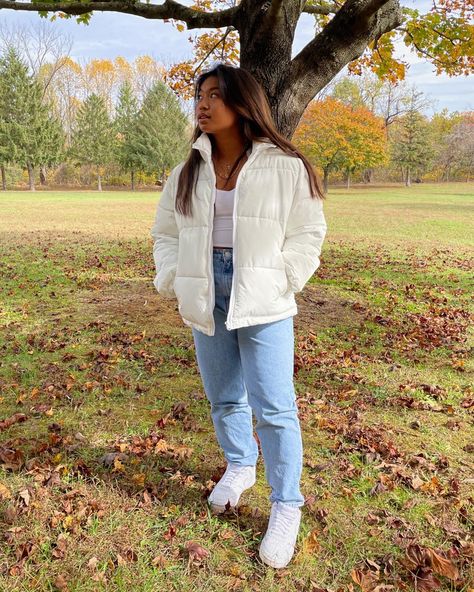 White Puffer Coat Outfit, White Puffer Outfit, Pump Jacket, White Puffer Jacket Outfit, Puffer Coat Outfit, White Puffer Coat, Puffer Outfit, Zara Mom Jeans, White Pump