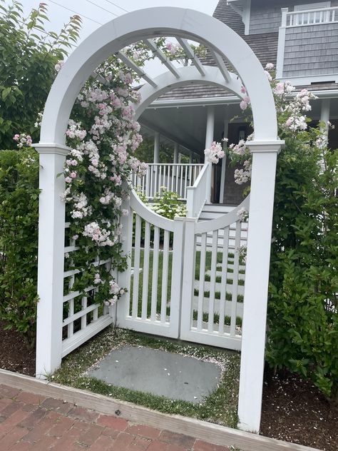 Fence Archway Entrance, Trellis Front Of House, Picket Fence With Arch, Rose Archway Garden, Entryway Arch, White Picket Fence With Arbor, Rose Arbours Arches, White Arbor With Gate, Garden Entryway