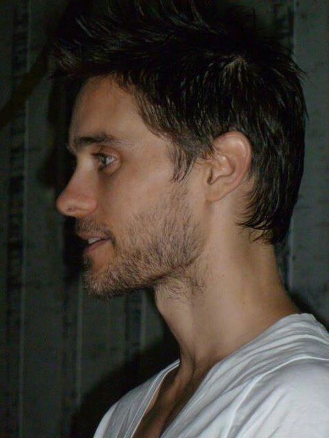 Jared Leto profile with short hair and stubble - so beautiful that it is ridiculous. Jared Leto Short Hair, Hard Part Haircut, Dark Ombre Hair, Shannon Leto, Super Hair, Side Profile, Jared Leto, Just Jared, Most Beautiful Man