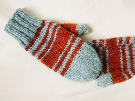 knit - Tweedy Mittens pattern by Midnight Knitter - FREE knitting and crochet patterns Striped Mittens Knitting Pattern, Knit Mittens Free Pattern In The Round, Crochet Mittens For Men, Kids Mittens Knit, Sock Ideas, Latvian Mittens, Striped Mittens, Mitten Pattern, Crochet Mittens Pattern