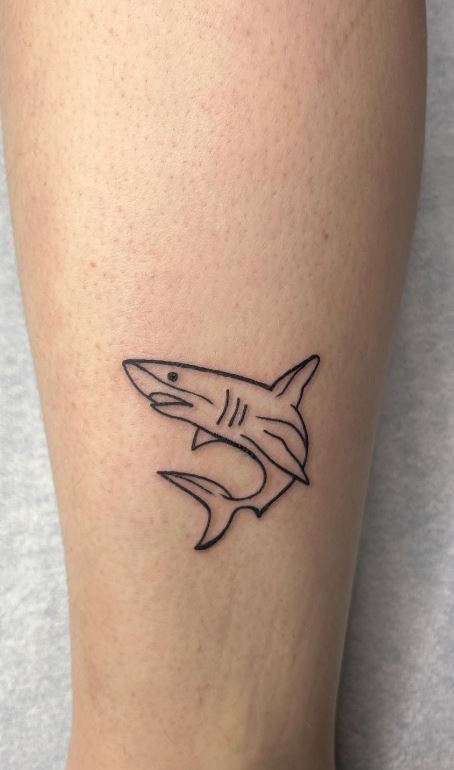 Shark Outline Tattoo, Simple Shark Tattoo, Shark Outline, Small Shark Tattoo, Shark Tattoo Ideas, Hai Tattoo, Wörter Tattoos, Tato Minimal, Small Shark