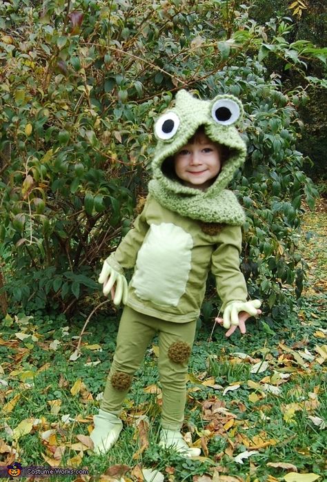 Ali: Our two year old loves frogs and has been saying for months that she wanted to be a frog for Halloween so we made it happen! I found the head... Homemade Animal Costumes, Princess And The Frog Costume, Firefly Costume, Costume Last Minute, Last Minute Costume Ideas, Spring Costume, Toad Costume, Halloween Costumes 2014, Last Minute Costume