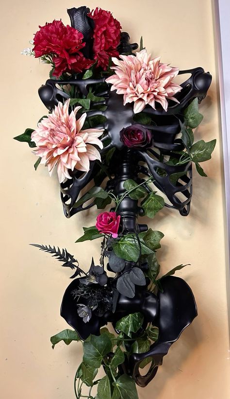 Diy Home Decor Goth, Spooky Decor Diy, Goth Home Decor Diy, Diy Gothic Decor Crafts, Spooky Crafts, Academia Decor, Dark Academia Decor, House Crafts, Goth Home Decor