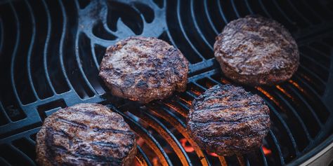 Grilling Burgers Charcoal, Weber Charcoal Grill Recipes, Grilled Ribs Charcoal, Charcoal Burger, Charcoal Grill Recipes, Grilled Hamburgers, Grilled Cheese Burger, Weber Recipes, Bbq Hamburgers