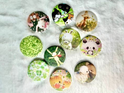 10 cute clover themed 1.5" pinback buttons! Each one is handmade upon order  if you're interested in having a custom button design made feel free to message me Cute Pins Aesthetic, Enamel Pins Aesthetic, Buttons Aesthetic, Button Pins Aesthetic, Pins Button, Toro Inoue, Pin Ideas, Cute Buttons, Bag Pins