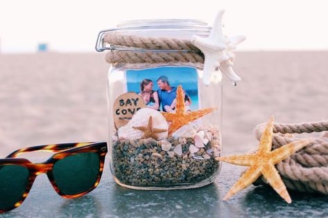 Family getaways at the beach are treasured occasions, and what better way to keep your memories than with a DIY mason jar filled with a family photo, along with sand and shells collected on your vacation? Jars Gift Ideas, Beach Memory Jars, Beach Jar, Pinecone Crafts Kids, Jar Projects, Memory Jars, Beach Souvenirs, Fun Summer Crafts, Memory Jar