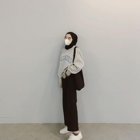 1.398 Suka, 24 Komentar - 𝑽𝒆𝒃𝒓𝒊𝒂𝒏𝒊𝒆 𝑨𝒒𝒊𝒍𝒂 (@vebrianieamz) di Instagram: “mask on” Instagram Mask, Oversize Outfit, Casual Hijab Outfit, Muslim Fashion Hijab, Hijabi Outfits Casual, Muslim Fashion Outfits, Sweater Oversize, Hijab Fashion Inspiration, Outfit Hijab