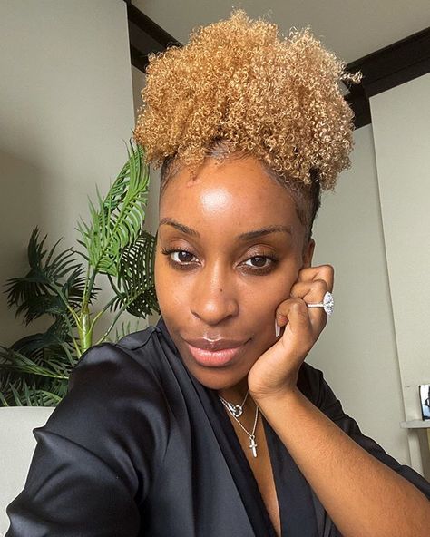 Jackie Aina on Instagram: “a fineapple 😌🍍” Jackie Aina Aesthetic, Jackie Aina Braids, Jackie Aina Natural Hair, Jackie Wyers Hairstyles, Jackie Aina Makeup, Auntie Jackie Curl La La, Jackie Film, Ashley Olsen Style, Jackie Aina