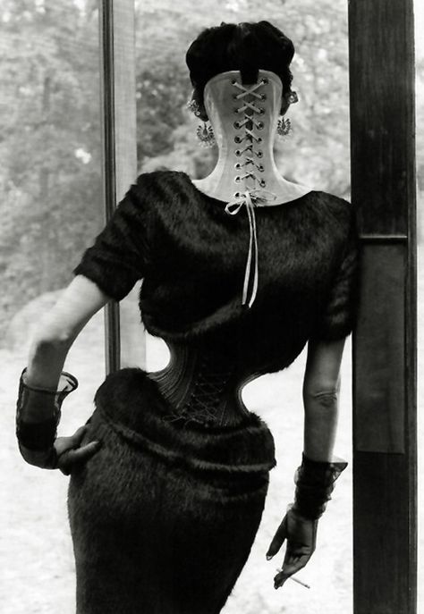 Ethel Granger had the smallest waist on record,obtained through the strong urging of her husband to "corset train".Ethel wore the corset 24 hrs a day to shape her body.From there he moved on to piercing her for his own admiration. Ethel Granger, Mr Pearl, Jean Paul Goude, Stella Tennant, Corset Training, Mode Editorials, Smiley Piercing, David Sims, Ellen Von Unwerth