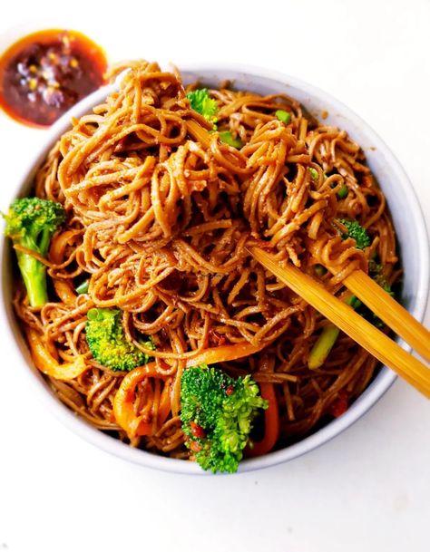 One Pot Chilli, Chilli Noodles, Chilli Garlic Noodles, Peanut Sauce Noodles, Spicy Peanut Noodles, Vegan Asian Recipes, Pot Noodle, Pasta Noodle Recipe, Peanut Noodles