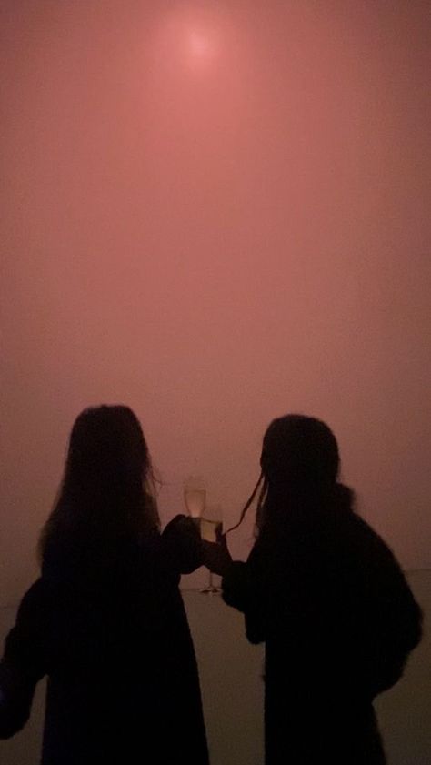 Sapphic Grunge, Lesbian Date Night Aesthetic, Wlw Aesthetic Wallpaper, Wlw Aesthetic Faceless, Vampire Stories, Dating Girls, Girlfriend Goals, Wattpad Covers, Couple Relationship