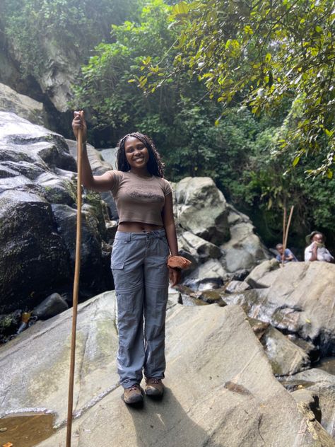 Black Granola Girl, Pnw Roadtrip, Hiker Girl, Girls Roadtrip, Friends Vacation, Hiking Pics, Woman Hiking, Granola Girl Aesthetic, Friend Vacation