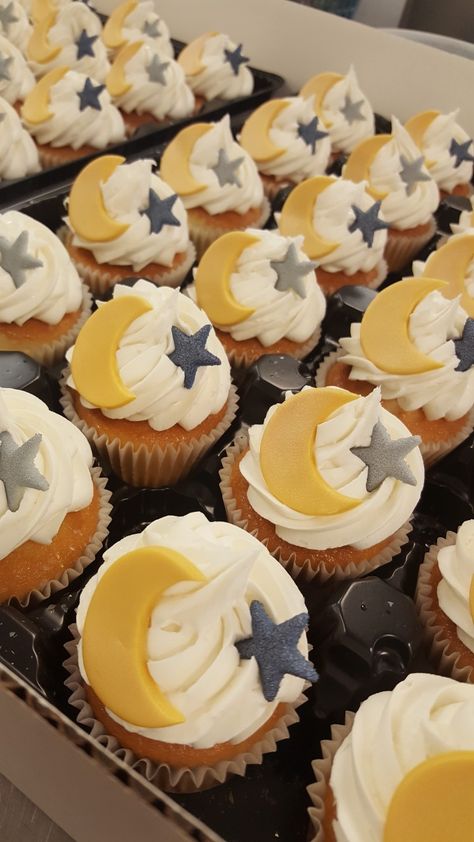 Moon Star Cupcakes, Moon Cupcakes Ideas, Star Themed Cupcakes, Moon And Star Cupcakes, Over The Moon Cupcakes, Baby Shower Baked Goods, Moon Baby Shower Cake, Moon Cupcakes, Space Cupcakes