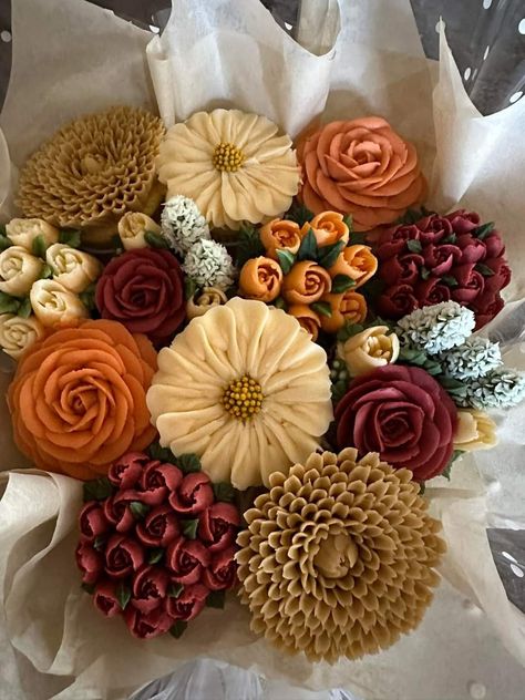 Fall Cupcake Bouquet, Fall Buttercream Flowers, Fall Buttercream Cupcakes, Buttercream Fall Flowers, Fall Cupcake Bouquet Ideas, Thanksgiving Cupcakes Ideas, Cupcake Flower Designs, Fall Flower Cupcakes, Fall Floral Cupcakes