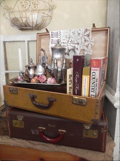 Vintage suitcase vignette: I love old vintage suitcases, silverware and books, so I especially love this great combination of all three :) Vintage Suitcase Decor, Suitcase Decor, Antique Booth Ideas, Old Suitcases, Interior Vintage, Vintage Suitcases, Vintage Suitcase, Vintage Display, Upcycled Home Decor