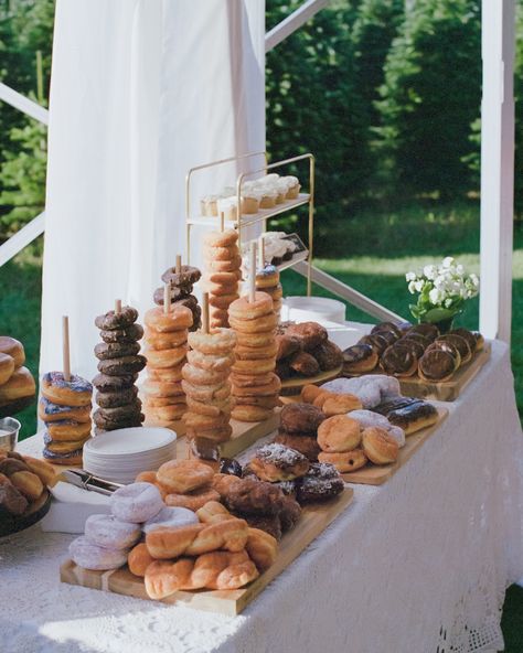 Sweet wedding dessert idea: have a donut bar filled with your favorite treats! 🍩 What kind of dessert do you like to see at a wedding? Vote below!🍬🧁 #abbotsfordweddingphotographer #missionweddingphotographer #coloradoweddingphotographer #vancouverweddingphotographer #minnesotaweddingphotographer #fraservalleyphotographer #weddingideas #donutbar #dessert #weddingphotographer Wedding Donut Display Dessert Tables, Cookie And Donut Bar Wedding, Doughnut Wedding Display, Wedding Reception Refreshments, Nontraditional Wedding Dessert, Wedding Sundae Bar, Treat Bar Wedding, Donut Table Wedding, Donut Display Wedding