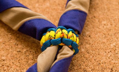 Learn how to make a two colour cobra weave paracord woggle to put on your Scout scarf or necker by following this simple Paracord Woggle Tutorial. You will need: 6ft … Paracord Neckerchief Slide Diy, Scout Woggles, Camp Swaps, Scout Scarf, Boy Scout Activities, Scout Knots, Girl Scout Uniform, Cobra Weave, Braided Friendship Bracelets