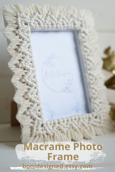 Fancy Gift Ideas, Simpul Makrame, Handmade Picture Frames, Handmade Photo Frames, Macrame Mandala, Macrame Mirror, Macrame Home Decor, Makramee Diy, Diy Photo Frames