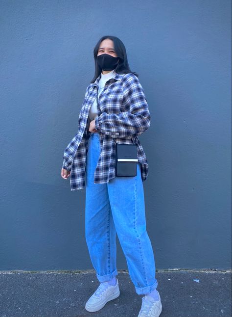 Turtle Neck Flannel Outfit, Turtle Neck With Flannel Outfit, Navy Blue Flannel Outfits, Blue Flannel Outfit Aesthetic, Turtle Neck And Flannel Outfit, Balloon Fit Jeans Outfit, Blue And White Flannel Outfit, Light Blue Flannel Outfit, Light Blue Mom Jeans Outfit