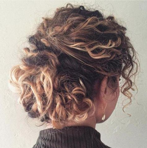 Trendiest Short Curly Hairstyles in 2018 Kręcony Bob, Super Curly Hair, Cute Hairstyles Updos, Trendy We Fryzurach, Easy Updo Hairstyles, Curly Updo, Curly Hair Updo, Medium Curly Hair Styles, Hairstyles For Curly Hair