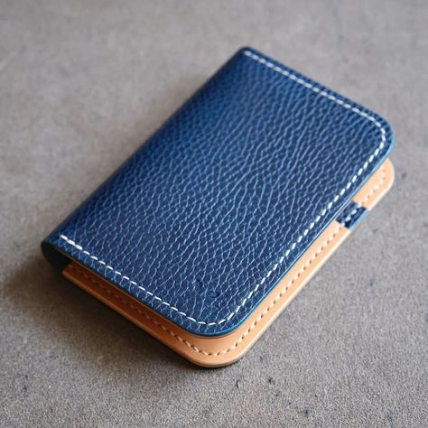 The Squid wallet in my all-time favorite leather combination - natural & blue. Any blue, any natural will always steal my heart. 😍 The pattern comes in two variations - 8 pockets one shown here and a Baby Squid one with 6 pockets. Spacious design that allows for unfolded half-tucked or folded cash carry. 😊 Happy crafting, Deyan ❤️ Leather Card Wallet Pattern, Leather Wallet Template, Card Holder Pattern, Leather Knife Sheath Pattern, Baby Squid, Wallet Template, Wallet Craft, Leather Wallet Pattern, Minimalist Leather Wallet