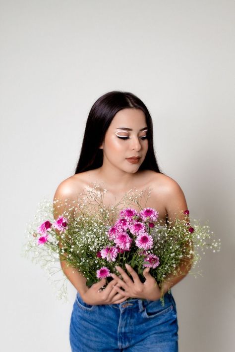 21st Birthday Photoshoot Flowers, Glow Up Photoshoot, Birthday Photoshoot With Flowers, Ideas Fotos Ig, Photoshoot Ideas With Flowers, Themed Photoshoot Ideas, Flower Photoshoot Ideas, Flower Top Photoshoot, Spring Photoshoot Ideas