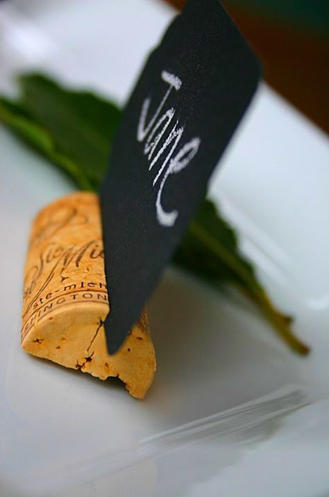 DIY Cork and Chalkboard Place Cards ♡ #OutdoorChalkBoardCookout @StumpsParty Cork Place Cards, Marque Place Original, Wine And Cheese Party, Rustic Vintage Wedding, Wine Tasting Party, Cheese Party, Wine Cork Crafts, Tasting Party, Picture Holders