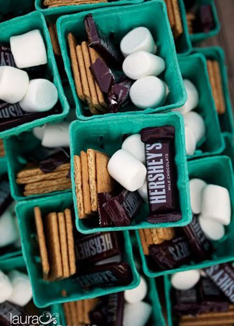 Backyard Wedding Reception Decorations, Homemade Smores, Smores Party, Lila Party, Smores Kits, Marshmallow Desserts, Campfire Smores, Smores Bar, Room Parent