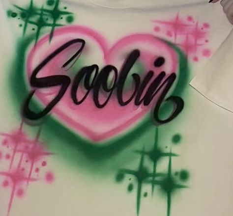 Airbrush Tee Aesthetic, Airbrush Shirt Outfit, Airbrush Art Shirt, Airbrush Tshirt Ideas, Spray Paint Shirt Ideas, Senior Tshirts Ideas, Airbrush Shirt Ideas, Air Brush Shirts, Airbrushed Tshirt