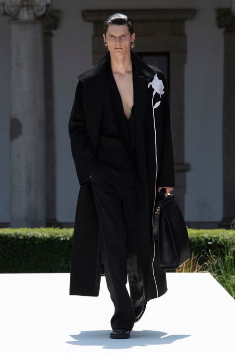 Valentino Menswear, 2024 Menswear, Fashion Newsletter, Fashion Boy, Menswear Runway, Valentino Men, Mens Spring, Spring 2024, Black Outfit