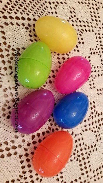 A great way to use your plastic easter eggs! These will make your fall mantel look amazing! Diy Fall Decor, Plastic Easter Eggs, Plastic Eggs, Fall Mantel, Fall Crafts Diy, Décor Diy, Fall Diy, Diy Home Crafts, Handmade Home Decor