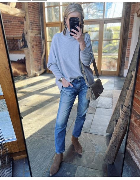 Love the suede boots and relaxed sweater. Light Suede Boots Outfit, Suede Boots Outfit, Pink Suede Boots, Pink Suede, Styling Tips, Boots Outfit, Fall Winter Outfits, Suede Boots, Outfit Of The Day