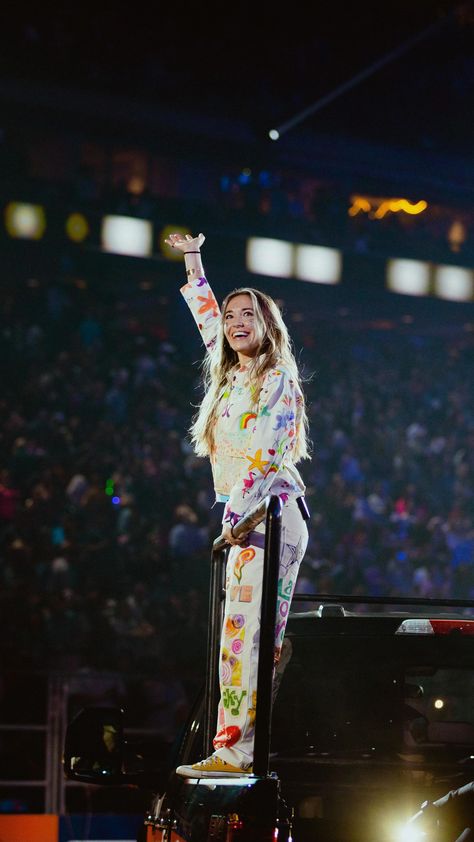 Instagram Lauren Daigle Wallpaper, Lauren Daigle Concert Outfit, Laura Daigle, Lauren Daigle Concert, Lauren Diagle, Scripture Wallpaper, Lauren Daigle, Music Taste, Christian Artists