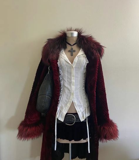 Ramona Badwolf, Fur Jacket Outfit, Classy Jacket, Gothic Outfit, Vampire Clothes, Dark Feminine, Jacket Outfit, Ever After High, Swaggy Outfits