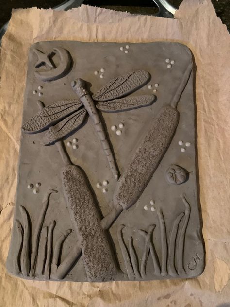 Relief Carved Pottery, Clay Tiles Designs Easy, Tile Clay Ideas, Relief Sculpture Easy, Relief Tiles Ceramics Ideas, Ceramic Slabs Tiles, Clay Plaques Ideas, Clay Tile Ideas, Relief Tiles Ceramics