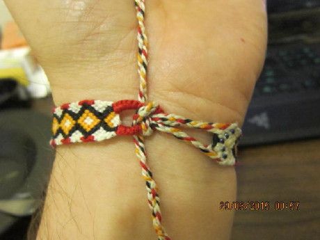 (( Closures )) How To Tie Your Bracelet to Your Wrist - friendship-bracelets.net How To Tie Friendship Bracelets On Wrist, How To Tie Off Friendship Bracelets, Friendship Bracelet Closure, How To Tie Friendship Bracelets, Tie A Friendship Bracelet, Knot Bracelets, Diy Outfits, String Bracelet Patterns, Half Hitch Knot