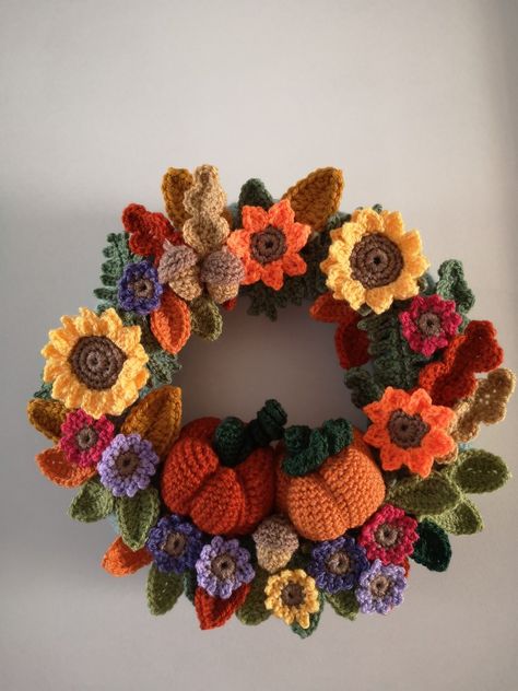 Autumn Crochet Flowers, Pumpkin Wreath Crochet, Flower Wreath Crochet, Autumn Crochet Wreath, Crochet Wreaths Ideas, November Crochet Ideas, Crochet Autumn Wreath, Crochet Halloween Wreath, Crochet Sunflower Wreath