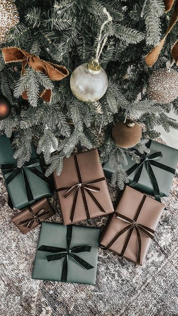 Christmas Decor Champagne Color, Woodland Wrapping Ideas, Monochromatic Wrapping Paper, Christmas Green And Black, Forest Green And Black Christmas Decor, Monochrome Gift Wrapping, Aspen Christmas Decor, Green And Brown Christmas Wrapping, Lotion Gift Wrapping Ideas