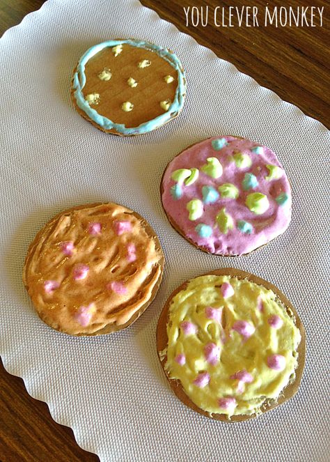 Make your own cardboard cookies using this easy puffy paint recipe. No cooking required! Easy play ideas - using simple resources found at home, re-create these easy play invitations for your children to make and play these holidays. Visit www.youclevermonkey.com or #easyplayidea on Instagram to follow along! Cardboard Cookies, Play Invitations, Diy Puffy Paint, Play Bakery, Cooking Theme, Paint Recipe, Cookie Craft, Cookies Theme, Paint Cookies