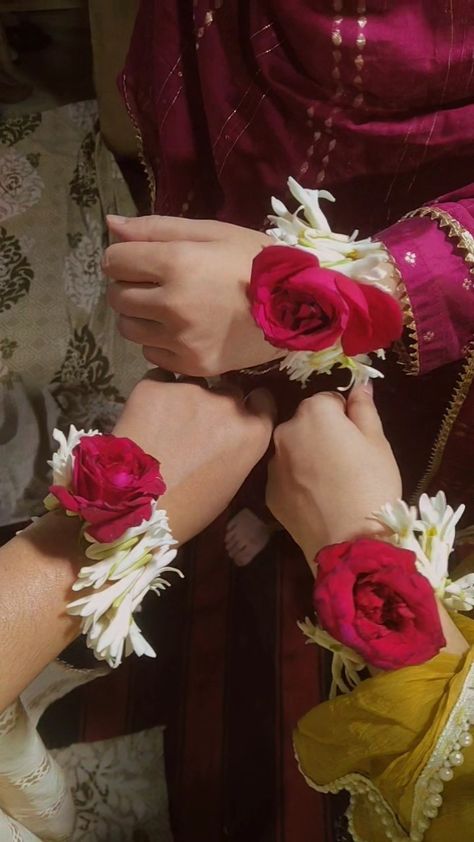 Gajra In Hands, Hand Gajra For Bride, Hand Gajra, Story Editing, Hand Dpz, Wedding Flower Jewelry, Friend Songs, Romantic Videos, Cute Love Photos