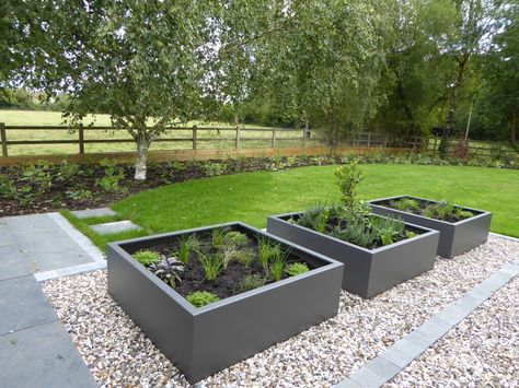 Modern Garden Boxes, Modern Vegetable Garden Design, Modern Herb Garden, Veg Planters, Courtyard Plants, Country Garden Design, California Backyard, Small Courtyard Gardens, Small Vegetable Gardens