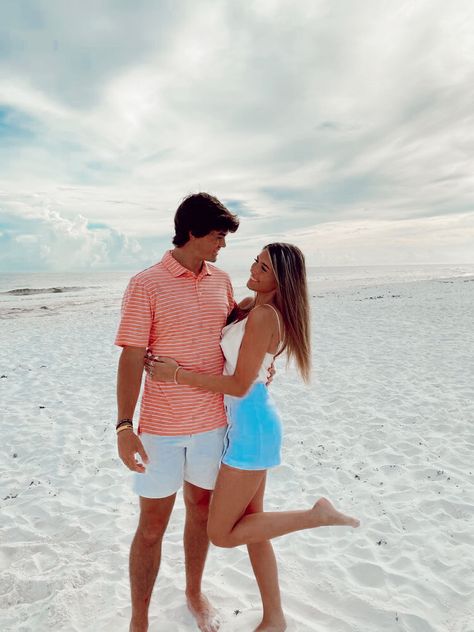 Beach Picture Inspo Couple, Beach Pics For Couples, Cute Couple Poses Beach, Picture Poses Boyfriend, Beach Pictures Poses With Boyfriend, Couples Insta Poses, Summer Picture Poses Couple, Florida Couple Pictures, Cute Beach Poses With Boyfriend