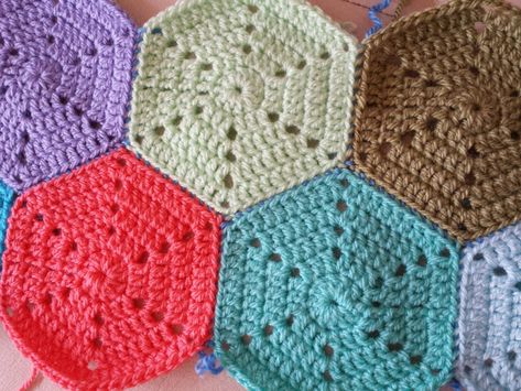 Filled hexagon block, pattern in UK terms ... Easy Crochet Rug, Crochet Hexagon Blanket, Hexagon Crochet Pattern, Hexagon Crochet, Crochet Poppy, Fall Crochet Patterns, Crochet Cowl Pattern, Crochet Rug Patterns, Crochet Cat Pattern