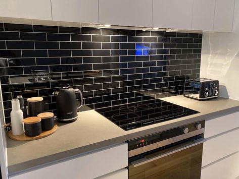 Black Glass Subway Tile Backsplash, Black Tiles White Grout, Black Tile Splashback Kitchen, Black Splashback Kitchen, Tile Splashback Kitchen, White Kitchen Splashback Ideas, Metro Tiles Kitchen, Black Splashback, Black Tiles Kitchen