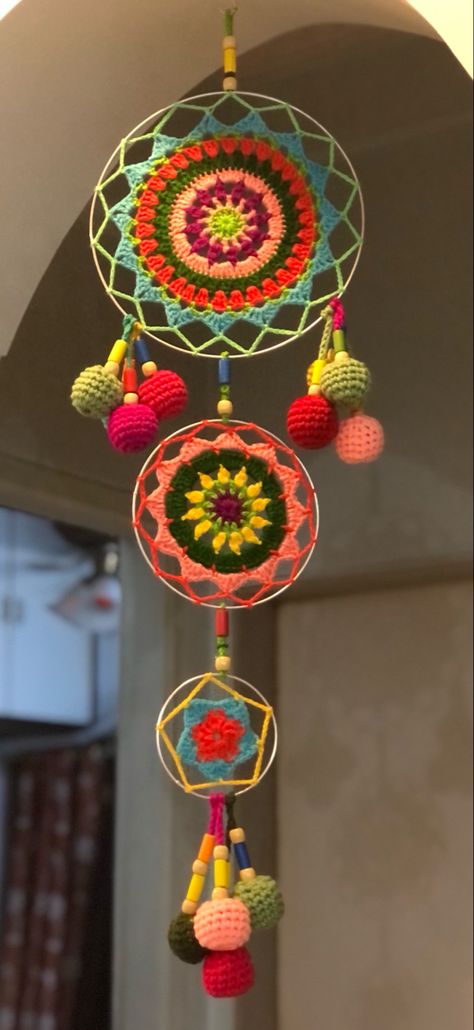 Crochet Dream Catchers, Crochet Ideas Decor, Crochet Dreamcatcher Pattern, Crochet Dream Catcher, Dreamcatcher Crochet, Dream Catcher Decor, Crochet Wall Art, Crochet Cup Cozy, Crochet Dreamcatcher