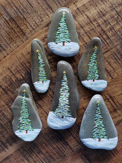 Christmas Pebbles Rock Art, Christmas Pebble Painting, Welcome Rock Painting, Christmas Rock Painting Ideas Easy, Christmas Pebble Art, Diy Rock Art, Painted Rock Animals, Mandala Rock Art, Stone Art Painting