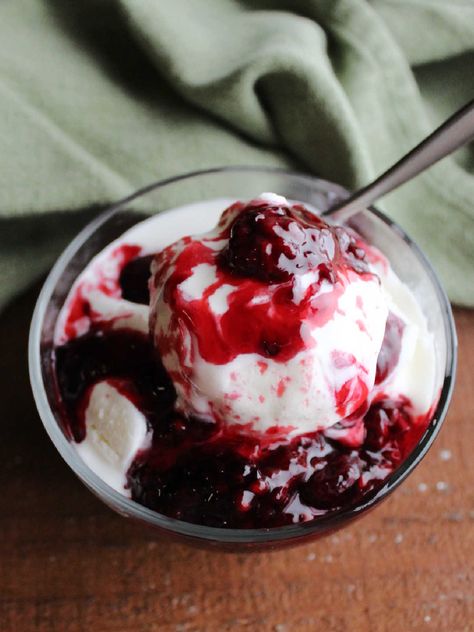 Easy Blackberry Sauce 5 Blackberry Ice Cream Topping, Blackberries And Cream, Blackberry Sauce For Cheesecake, Blackberry Coulis Recipe, Blackberry Coulis, Boozy Sweets, Chambord Recipes, Whisky Sauce, Ice Cream Cheesecake