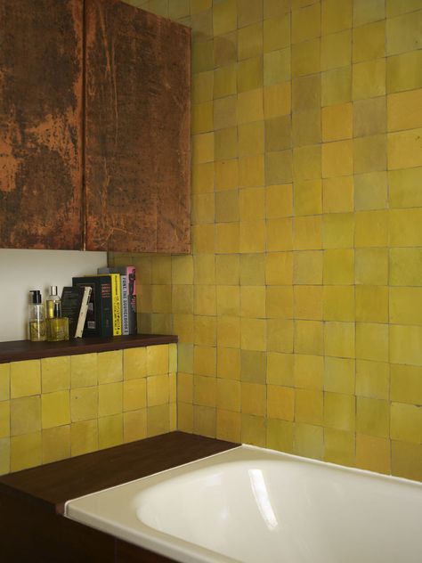 London Terrace home bathroom and tub London Terrace House, Drømme Bad, Yellow Tiles, Yellow Tile, Kitchen Surfaces, Zellige Tile, Yellow Bathrooms, Terrace House, New Wall